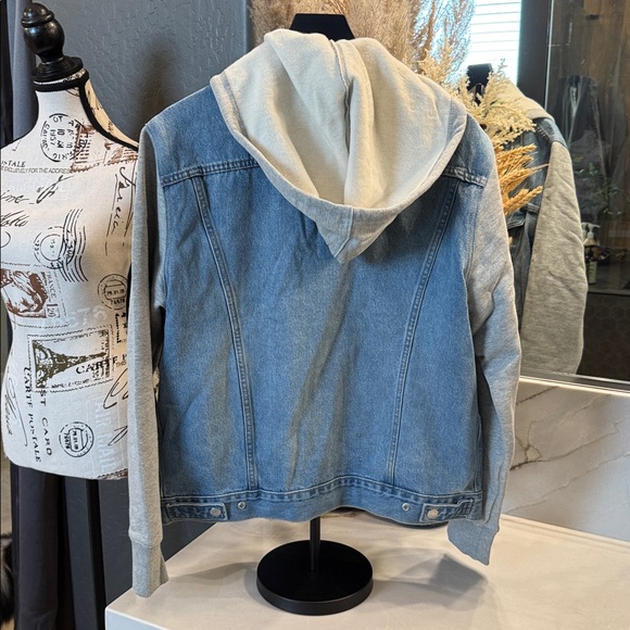 Levi's Denim Jacket with Gray Hoodie - Picture 5 of 8